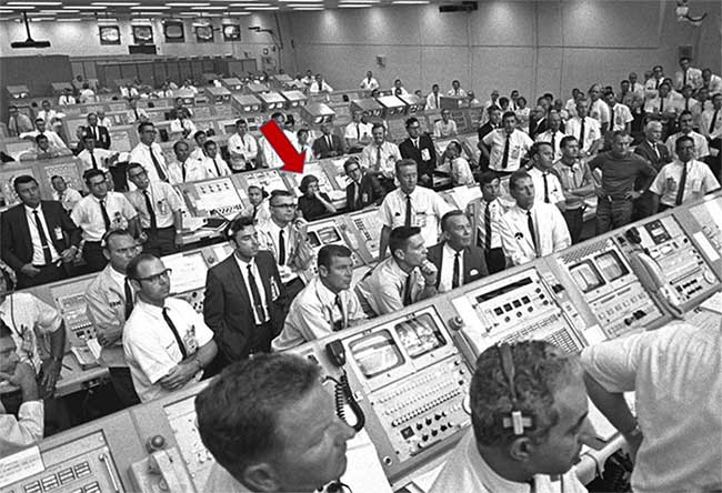 Người phụ nữ duy nhất trong phòng điều khiển phóng tàu ​​Apollo 11