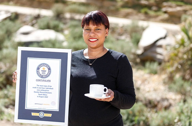 Người phụ nữ lập kỷ lục rót trà nhanh nhất thế giới