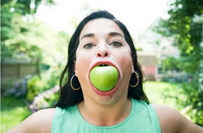 Người phụ nữ miệng rộng nhất thế giới kiếm được 300 triệu mỗi lần lên TikTok