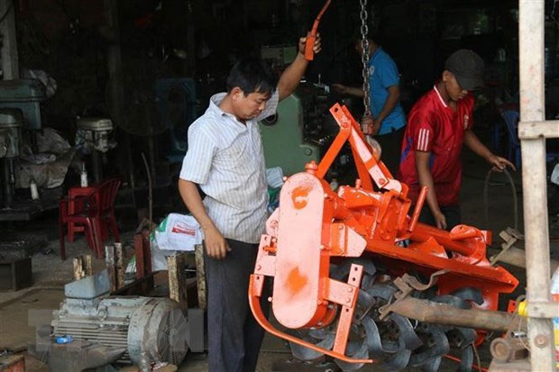 Người thợ cơ khí nông dân sáng chế chiếc máy đắp bờ hữu dụng