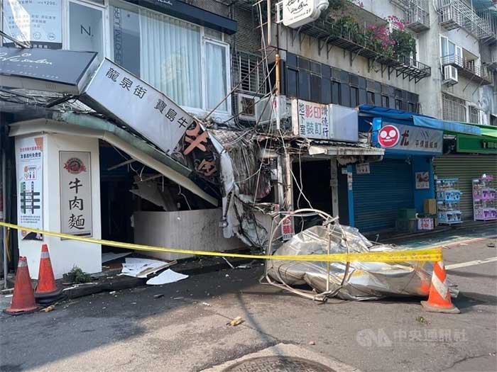 Nhà cửa nghiêng ngả, núi sạt lở trong động đất ở Đài Loan