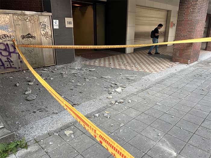 Nhà cửa nghiêng ngả, núi sạt lở trong động đất ở Đài Loan