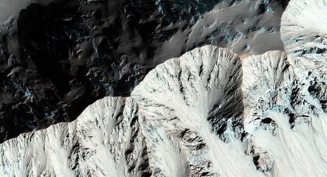 Nhà khoa học tin rằng sự sống tồn tại bên dưới bề mặt sao Hỏa