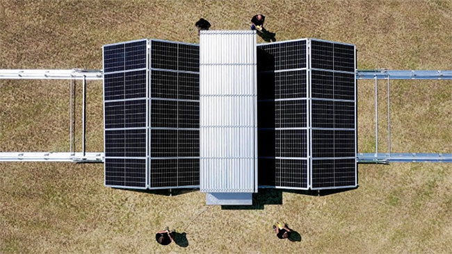 Nhà máy điện đi dộng đóng gói hơn 240 tấm pin mặt trời
