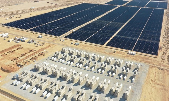 Nhà máy điện mặt trời và lưu trữ điện bằng pin lớn nhất thế giới đi vào hoạt động