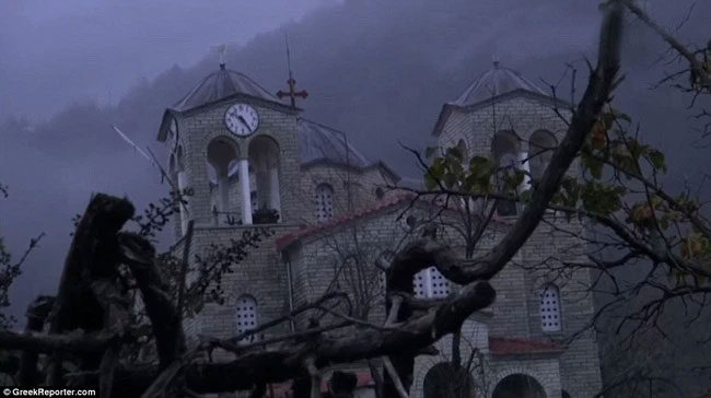 Nhà thờ nghiêng quái dị ở làng ma đáng sợ nhất thế giới