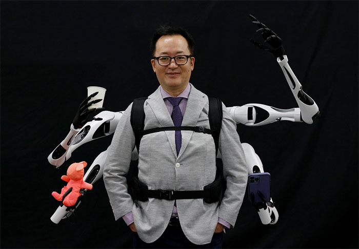 Nhật Bản phát triển robot nhiều tay có thể đeo trên lưng