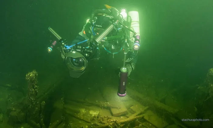 Nhóm thợ lặn vô tình phát hiện tàu đắm chất đầy sâm panh dưới đáy biển