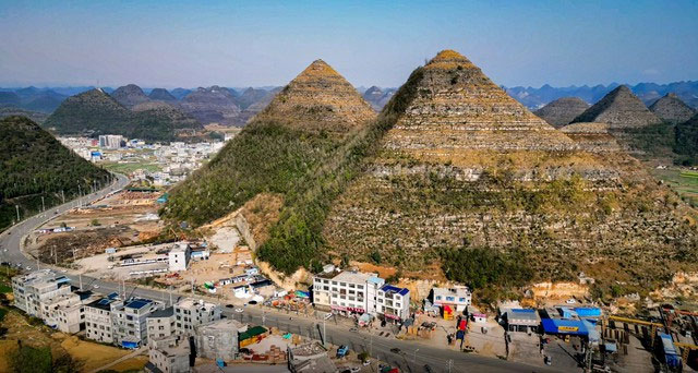 Những ngọn núi hình kim tự tháp của Trung Quốc làm dấy lên vô số thuyết âm mưu!