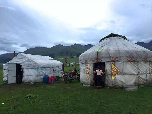 Những người du mục Mông Cổ sống trong lều đi vệ sinh và tắm như thế nào?