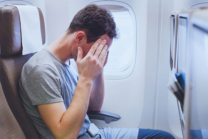 Những người hay bồn chồn lo lắng nên đi máy bay buổi nào trong ngày?