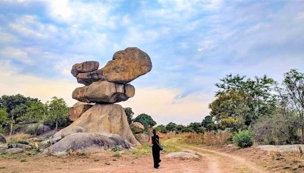 Những tảng đá giữ thăng bằng đáng kinh ngạc nhất trên thế giới