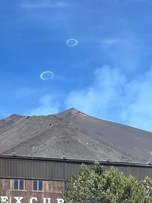 Những vòng tròn khói bay lên từ đỉnh núi khiến ai cũng tò mò, sự thật là gì?