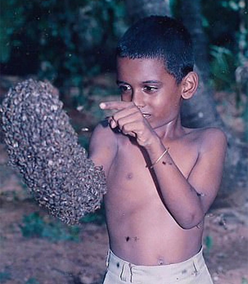 Nổi gai ốc với chàng trai người ong: 60.000 con làm tổ trên mặt vẫn không hề hấn gì