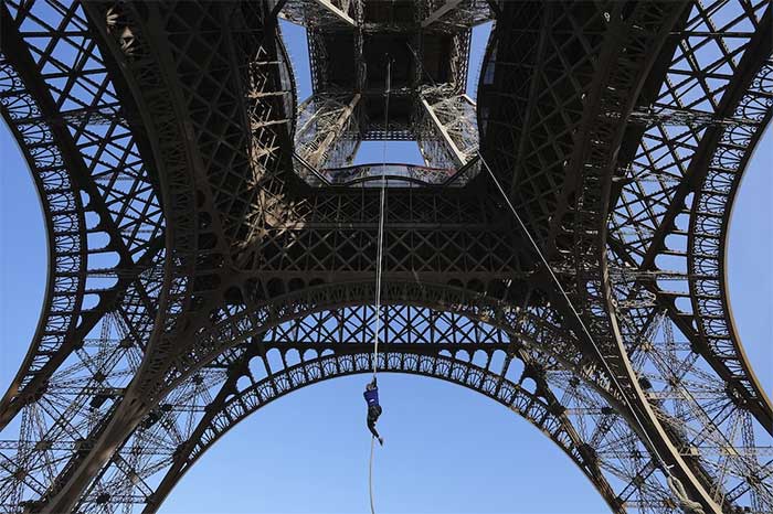 Nữ vận động viên Pháp phá kỷ lục thế giới khi leo dây lên tháp Eiffel