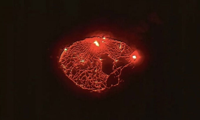Núi lửa Hawaii đỏ rực nhìn từ vũ trụ