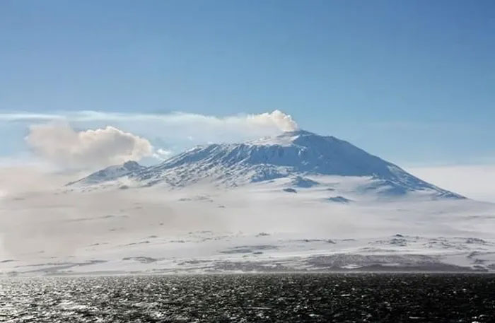Núi lửa ở cực Nam thế giới phun ra bụi vàng, lượng vàng mỗi ngày giá trị bao nhiêu?