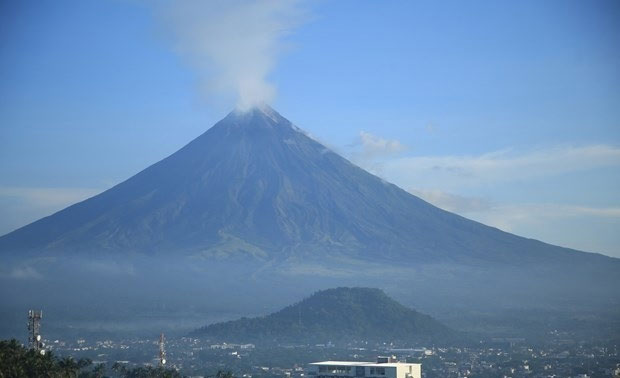 Núi lửa Philippines phun tro bụi và đá, hàng nghìn người phải sơ tán