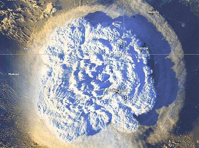 Núi lửa phun trào ở Tonga bắn 146 triệu tấn nước lên khí quyển