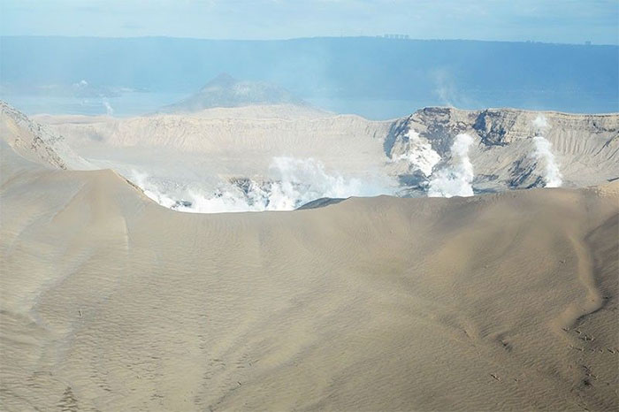 Núi lửa Taal của Philippines phun cột hơi nước