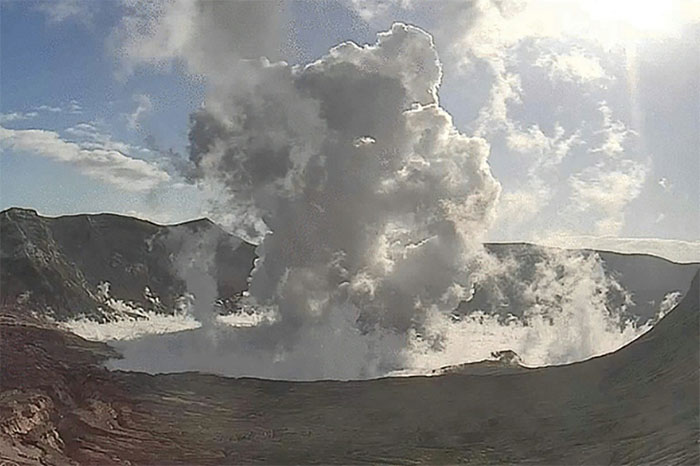Núi lửa Taal ở Philippines lại phun trào magma dạng giếng