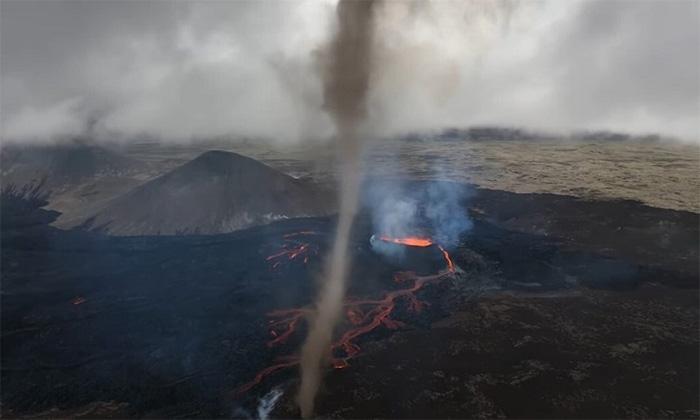 Núi lửa trẻ nhất Iceland phun ra lốc xoáy