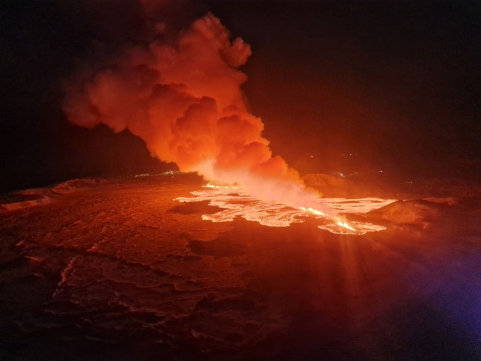 Núi lửa trên bán đảo Reykjanes của Iceland phun trào, bắn dung nham cao 80m