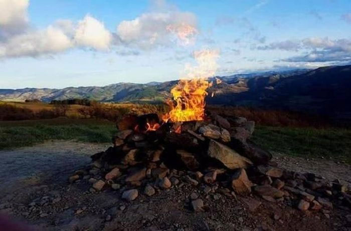 Núi lửa vô dụng nhất thế giới: Trở thành bếp lò nấu ăn của người dân