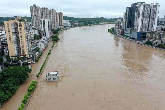 Nước cuồn cuộn đổ về đập Tam Hiệp, Trung Quốc oằn mình chống lũ