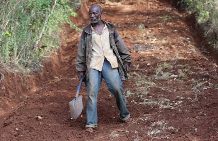 Phát chán vì chờ đợi, người đàn ông Kenya tự tay đào đường cho dân