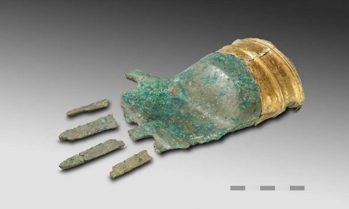 Phát hiện bàn tay đồng đeo vòng vàng 3.500 năm ở Thụy Sĩ