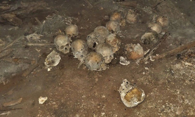 Phát hiện bàn thờ đầu lâu hơn 1.000 năm trong hang động ở Mexico