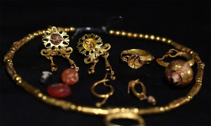 Phát hiện bộ trang sức vàng 1.800 năm chôn cùng cô gái trẻ