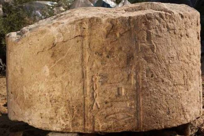 Phát hiện các phiến đá 4.000 năm tuổi khắc hình Thần Atum