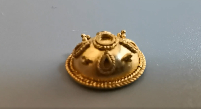 Phát hiện cúc áo bằng vàng nguyên chất trong lăng mộ 2.000 năm