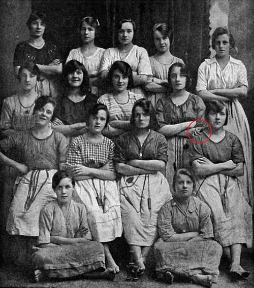 Phát hiện điều kỳ lạ trong bức ảnh năm 1900 khiến cư dân mạng sợ hãi