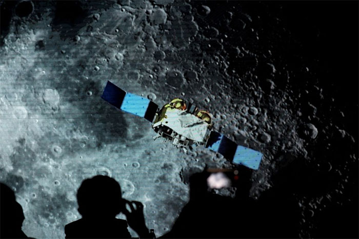 Phát hiện đột phá: Các hạt thủy tinh trên bề mặt Mặt trăng có thể chứa hàng tỷ tấn nước