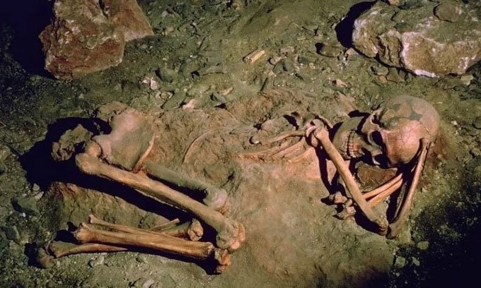 Phát hiện hài cốt phụ nữ cúi gập 4.000 năm trong mộ