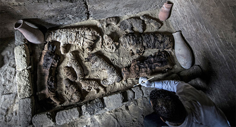 Phát hiện hàng trăm xác ướp 6.000 năm trong 7 hầm mộ Ai Cập