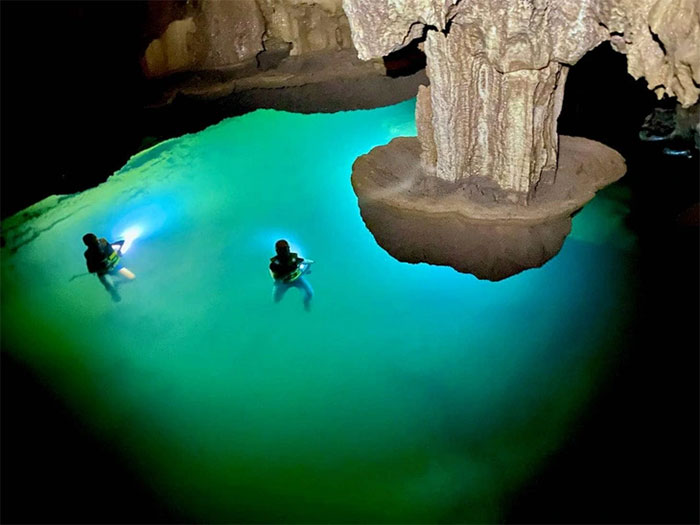 Phát hiện hồ nước bí ẩn treo lơ lửng trong hang Thung