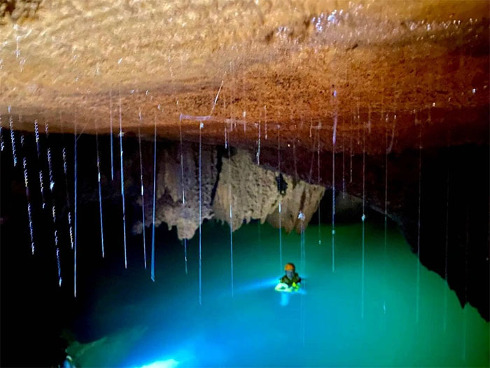 Phát hiện hồ nước bí ẩn treo lơ lửng trong hang Thung