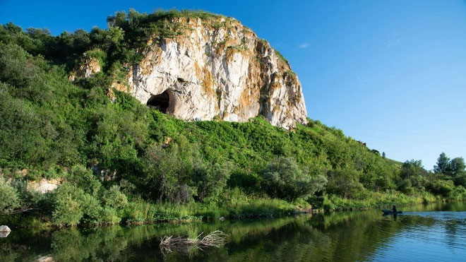 Phát hiện hóa thạch gia đình Neanderthal đầu tiên trong hang động Nga