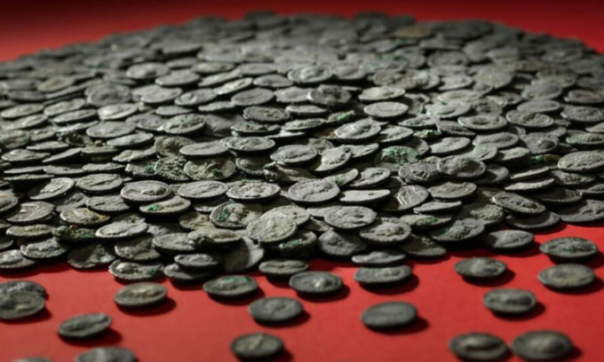 Phát hiện kho báu khủng, có tới 5.500 đồng tiền cổ vùi dưới sông