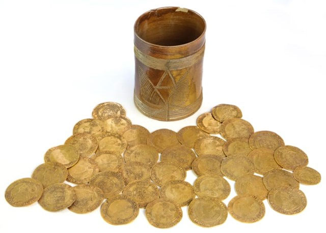 Phát hiện kho tiền vàng dưới sàn gỗ nhà bếp ở Anh và bí mật chưa có lời giải