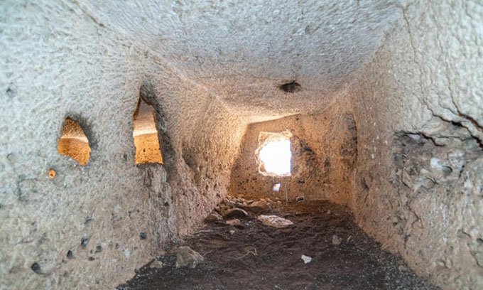 Phát hiện loạt căn phòng 2.000 năm tuổi bí ẩn trên vách đá