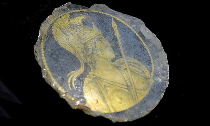 Phát hiện miếng vàng bọc thủy tinh niên đại hơn 1.600 năm