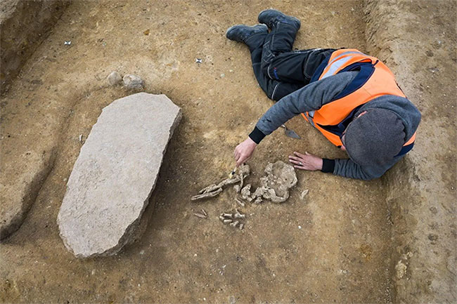 Phát hiện mộ zombie bí ẩn 4.200 năm tuổi ở Đức