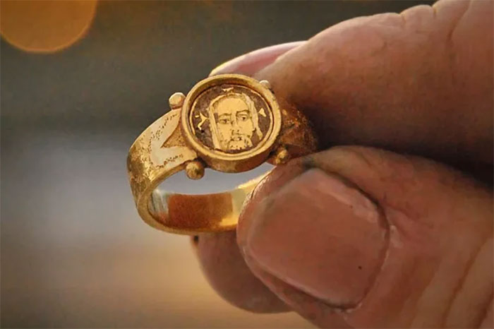 Phát hiện nhẫn bằng vàng ròng từ thời Trung Cổ khắc hình Chúa Jesus