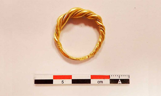 Phát hiện nhẫn Viking 1.200 tuổi làm bằng vàng ở Na Uy