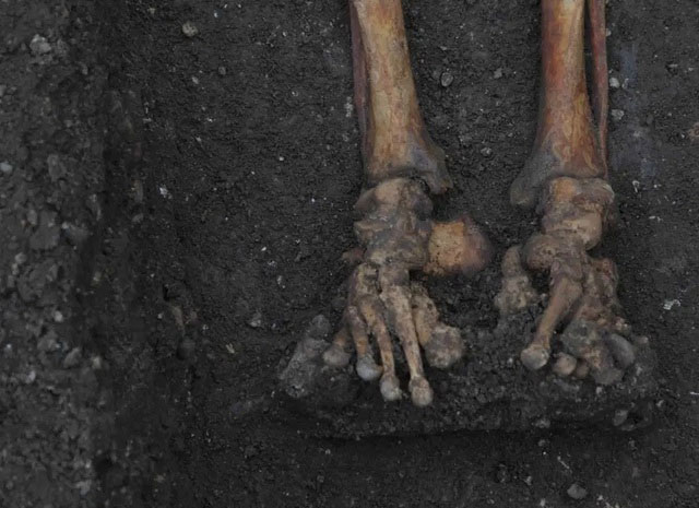 Phát hiện nhiều bộ xương bị gãy nát của người dân Anh vào thế kỷ 13